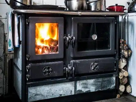 Vieille cuisinière à bois