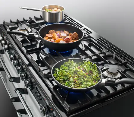 Table de cuisson gaz XXL sur un piano de cuisine
