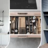astuces de rangement cuisine : hotte ilot, organiseur de tiroir et meuble à rideau