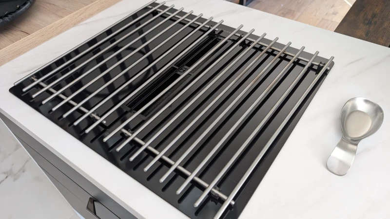 La grille sous-plat métallique Ikea sur une plaque aspirante